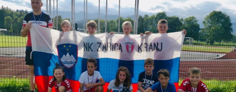 Nasmejani in s pokalom v rokah