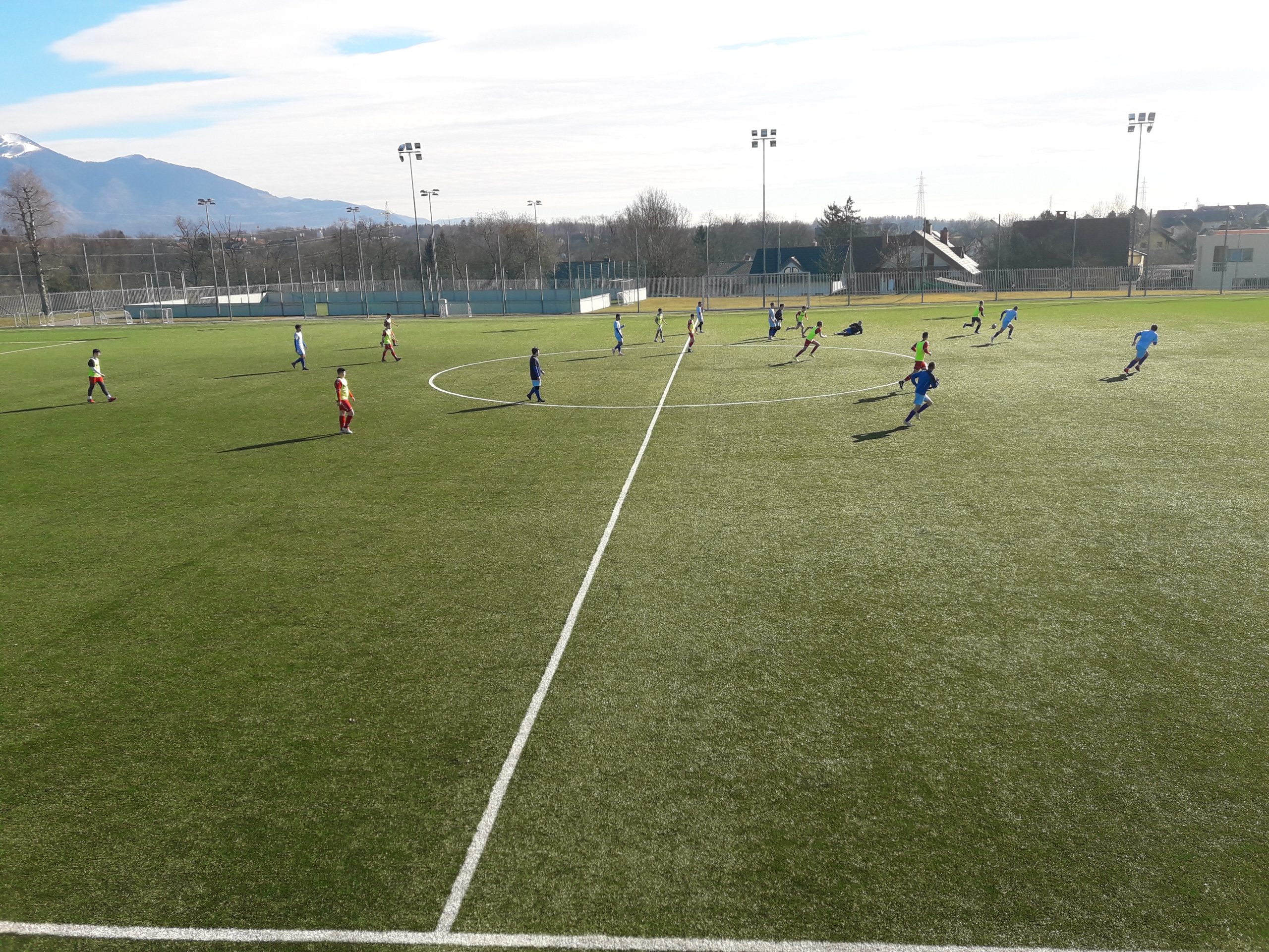 Kadeti na prijateljski tekmi na stadionu v Kranju