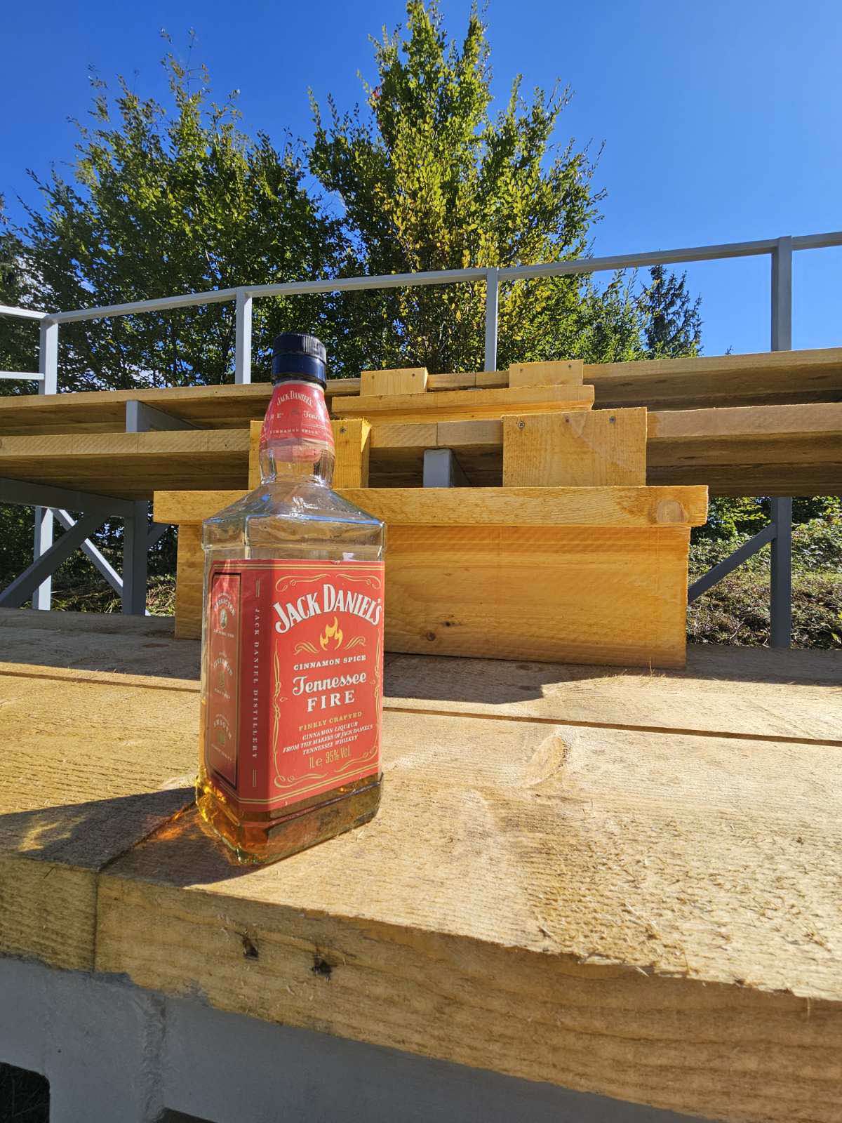 Tribune je obiskal tudi Daniels in bil z izvedbo navdušen..