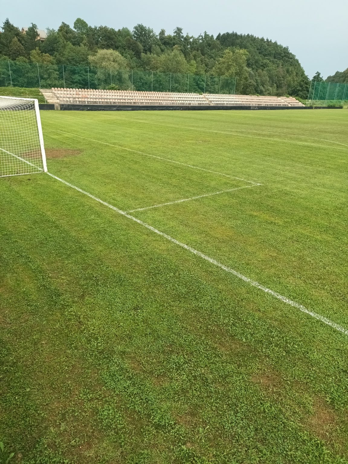 Centralno travnato igrišče Športnega parka Zarica z golom in tribuno v ozadju