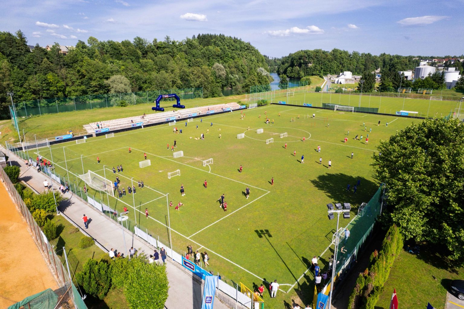 Pogled iz zraka na Športni park Zarica ob Savi med turnirjem mlajših selekcij