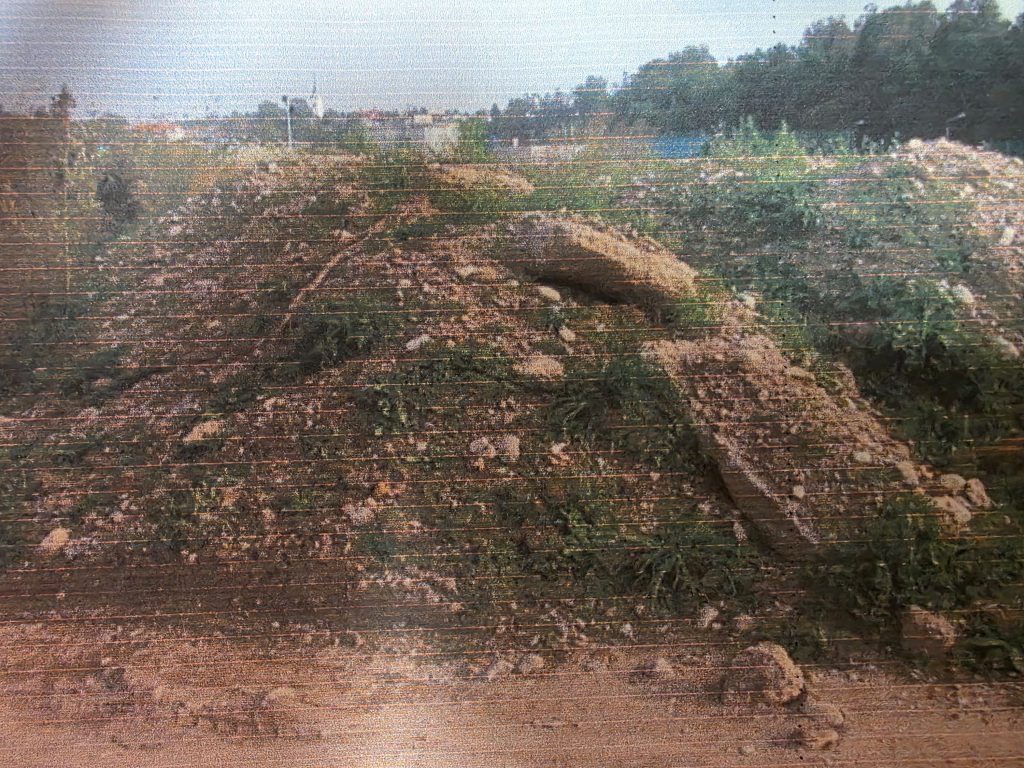 NK Zarica Kranj leta 2003 — Gradbeni odpad na območju današnjega pomožnega igrišča pred sanacijo (foto: Miro Vodan)