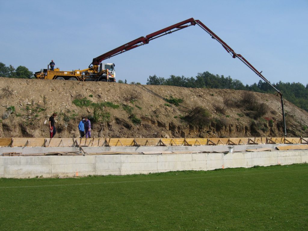 NK Zarica Kranj leta 2005 — Gradnja glavne tribune ob glavnem igrišču (posnetek: oktober 2006, foto: Miro Vodan)